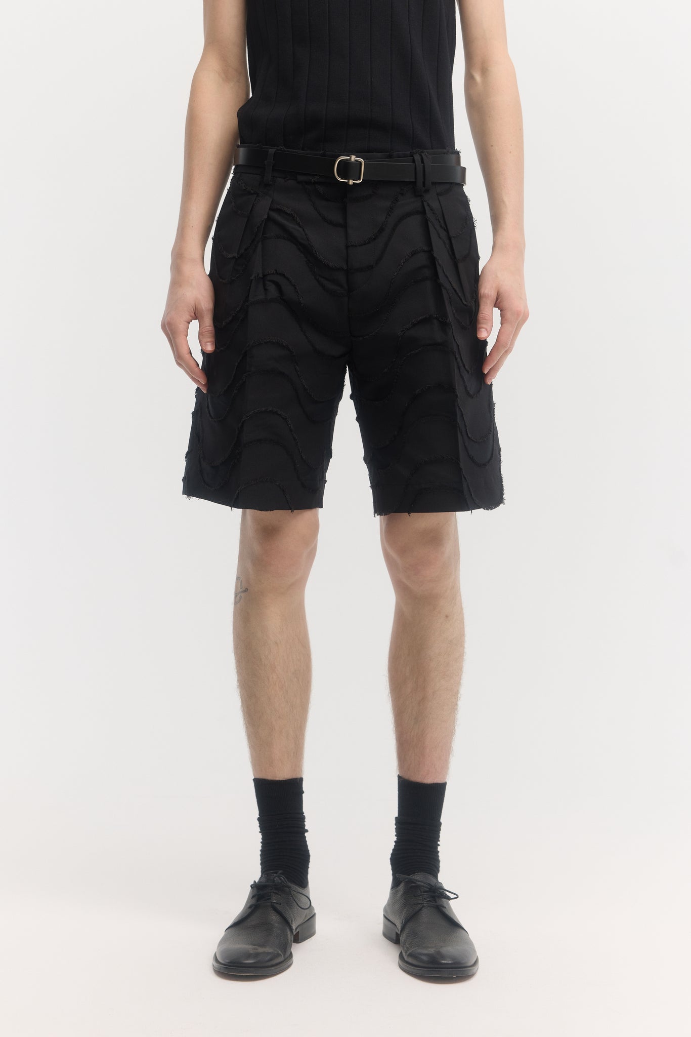 Shorts taillés en jacquard noir à motifs de vagues coupés