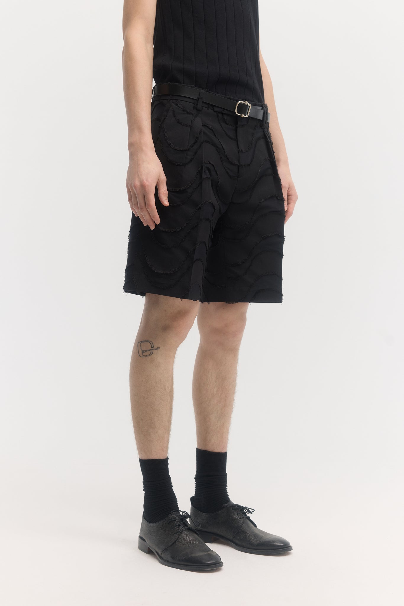 Shorts taillés en jacquard noir à motifs de vagues coupés