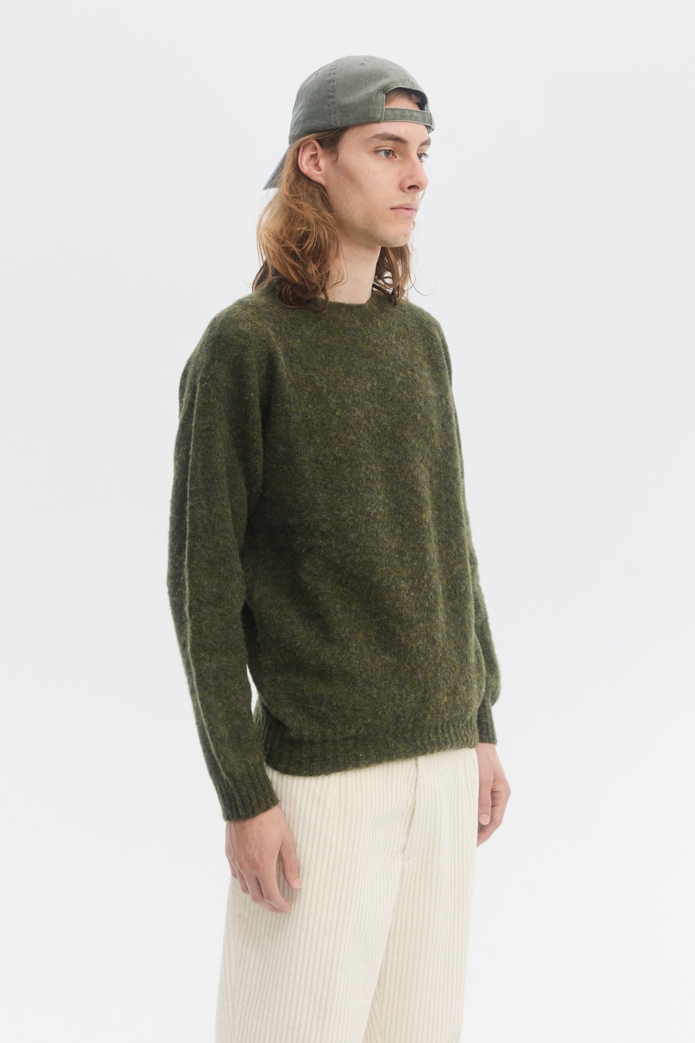 Pull en laine shetland brossée vert chanvre