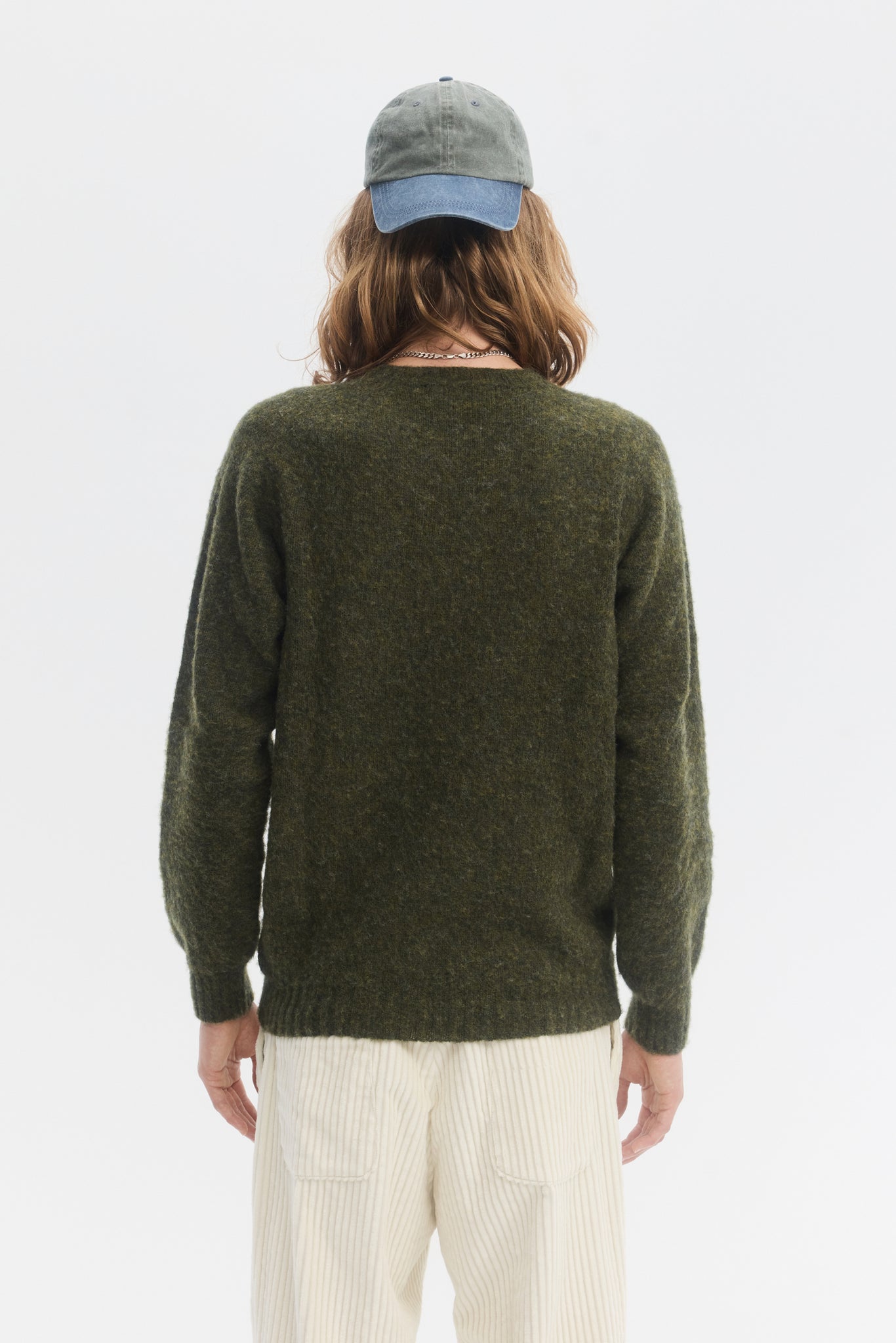 Pull en laine shetland brossée vert chanvre